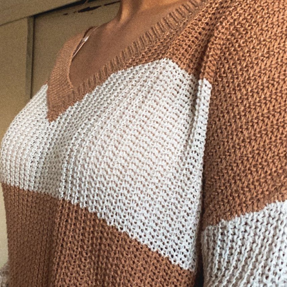 FOREVER 21 WHIRE AND TAN SWEATER